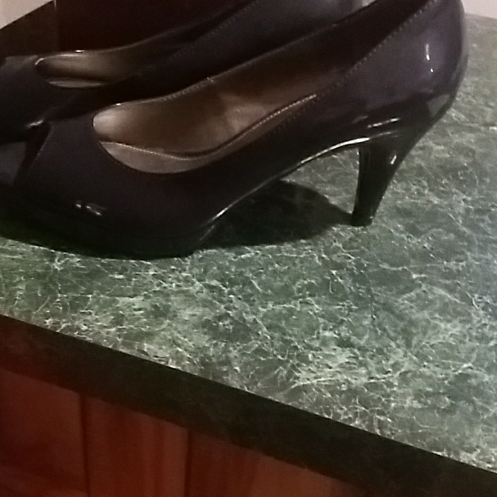 Bandolino Navy blue platform peep toe pumps